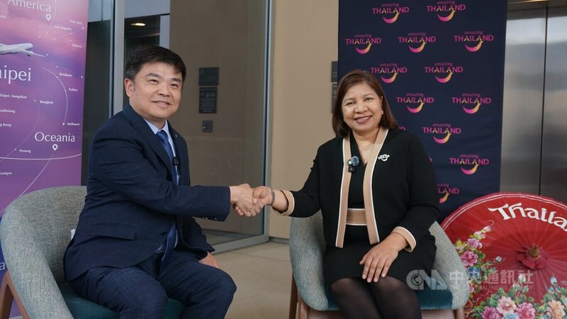 中華航空北美地區行銷協理張邱驊(左)與泰國觀光局副局長昆薩(Chiravadee Khunsub)(右)9日在洛杉磯與媒體座談。中央社記者林宏翰洛杉磯攝 115年4月10日
