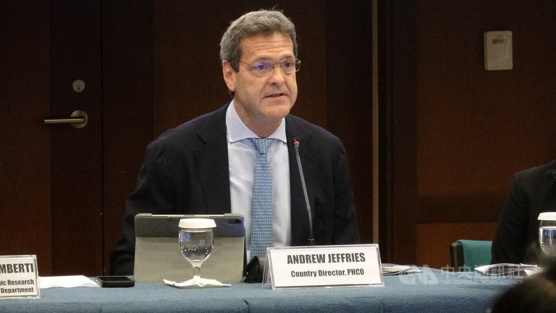 亞洲開發銀行菲律賓國家主任傑福瑞斯(Andrew Jeffries),10日在亞銀總部簡報菲律賓2026年經濟成長前景。中央社記者林行健馬尼拉攝 115年4月10日