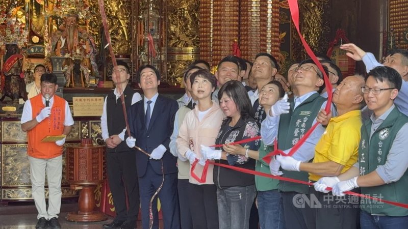 總統賴清德（左3）10日前往台南市永康區凌霄寶殿武龍宮參香祈福，並與多名立法委員、台南市議員等揭匾，受到鄉親熱烈歡迎。中央社記者張榮祥攝　115年4月10日