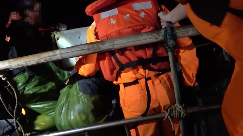 金門海巡隊10日凌晨於金門田埔西北方2.4浬、禁止水域內0.6浬海域，發現一艘中國籍無名漁船，廣播停船受檢卻拒不遵從，海巡隨即實施登檢部署及扣留作業。（海洋委員會海巡署提供）中央社記者吳玟嶸傳真　115年4月10日