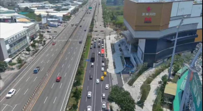 台中漢神洲際購物廣場10日開幕,第五警分局啟動空拍機,從高空監測周邊車流,斷流機制將依停車場使用率及車流情形彈性啟動。(警方提供)中央社記者趙麗妍傳真 115年4月10日