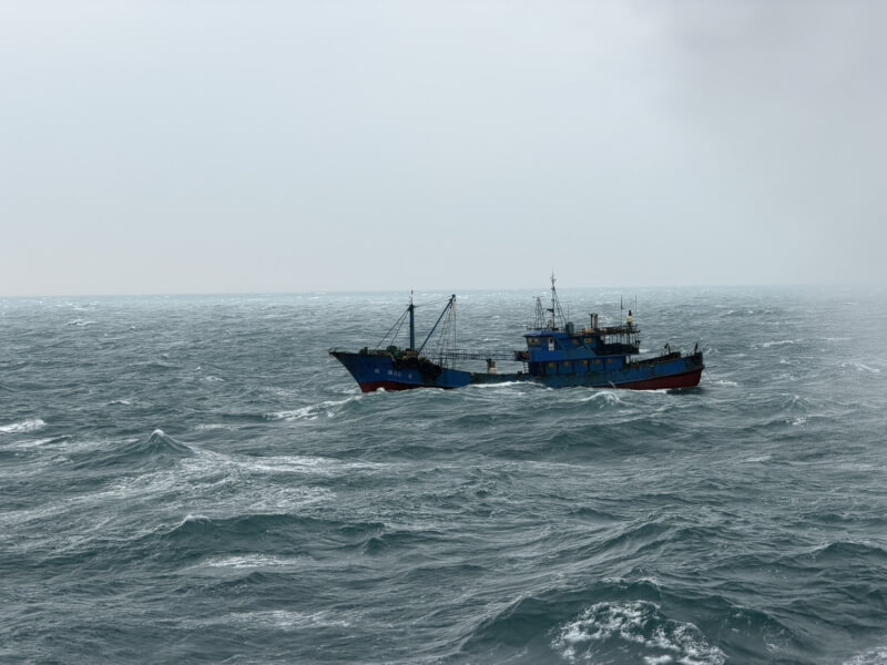圖為今年1月中部海域有中國漁船現蹤。（海巡提供）