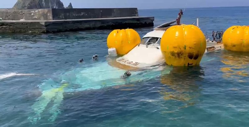 清明連假載著潛水遊客準備返回綠島公館漁港的「千洋號」娛樂船，在港嘴失去動力擱淺，船主在拖拉時意外斷裂沉沒，10日利用浮力球讓船浮出海面，順利拖回碼頭。（民眾提供）中央社記者盧太城台東傳真　115年4月10日
