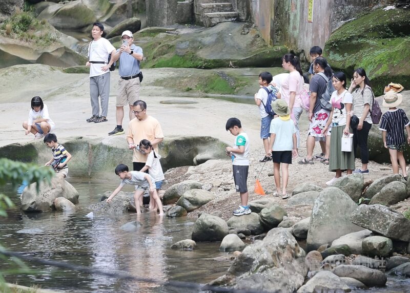 圖為民眾前往新北石碇戲水消暑。（中央社檔案照片）