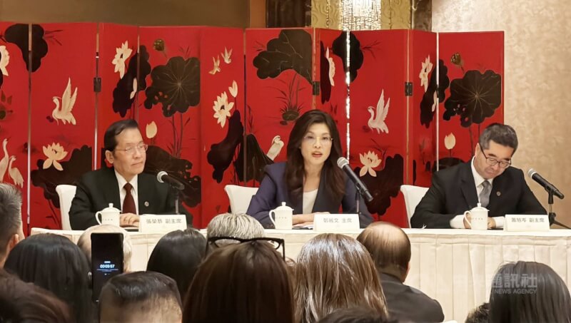 「鄭習會」10日上午登場後，中國國民黨同日下午在北京舉行中外記者會，由黨主席鄭麗文（中）、副主席張榮恭（左）、蕭旭岑（右）說明「鄭習會」相關事宜。中央社記者呂佳蓉北京攝　115年4月10日