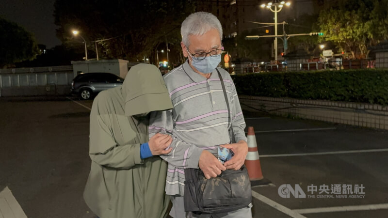 新北板橋欣勵德幼兒園陳姓園長（左）涉不當管教，檢方10日訊後聲請羈押，法院裁定以新台幣5萬元交保。中央社記者曹亞沿攝　115年4月10日