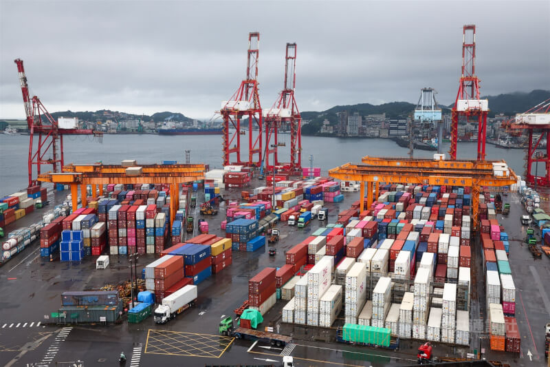 圖為基隆港西岸貨櫃碼頭貨櫃堆疊。（中央社檔案照片）