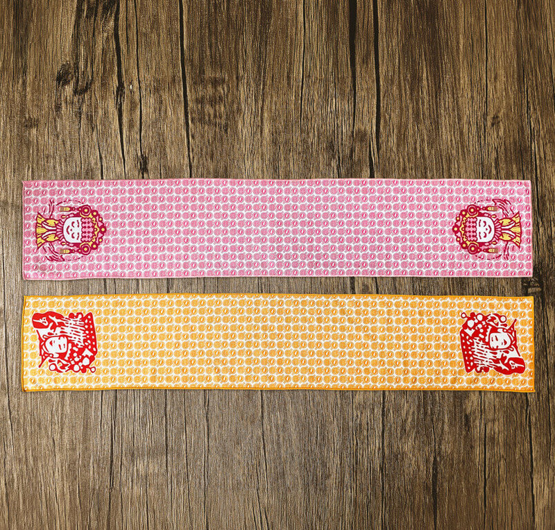 為響應白沙屯媽祖進香與大甲媽祖遶境年度宗教盛事，台鐵10日推出「媽祖隨行．保安同行」系列祈福商品，圖為Q版媽祖圖像運動毛巾。（台鐵提供）中央社記者黃巧雯傳真　115年4月10日