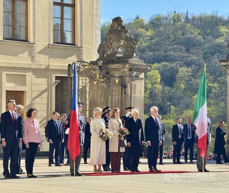 義大利總統馬達雷拉(Sergio Mattarella,前右二)抵達捷克首都布拉格,展開為期2天的訪問,並與捷克總統帕維爾(Petr Pavel,前右一)會談。此為馬達雷拉自2015年就任以來,首次對捷克進行雙邊正式訪問。中央社記者劉郁葶布拉格攝 115年4月10日