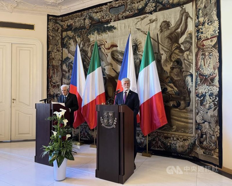 義大利總統馬達雷拉(Sergio Mattarella,左)與捷克總統帕維爾(Petr Pavel,右)在布拉格城堡會面。記者會上,帕維爾表示,義大利是捷克第7大貿易夥伴,雙方在經濟、能源與安全等多領域合作,並共同支持烏克蘭,「烏克蘭的安全意味著義大利與捷克的安全。」中央社記者劉郁葶布拉格攝 115年4月10日