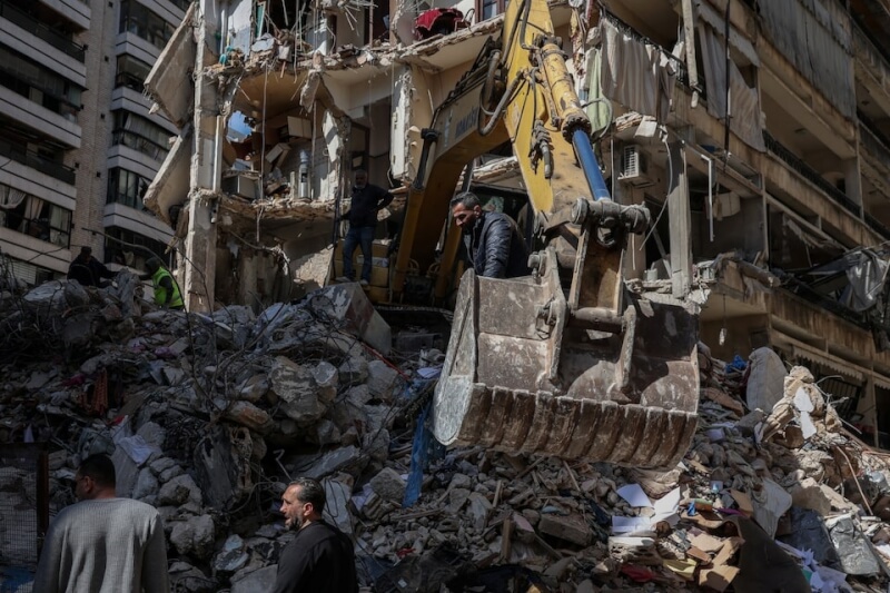 黎巴嫩貝魯特一處民宅9日遭到攻擊後，緊急救難人員展開搜救。（路透社）