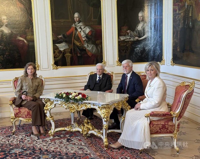 義大利總統馬達雷拉(Sergio Mattarella,左2)抵達捷克首都布拉格,展開為期2天的訪問,並與捷克總統帕維爾(Petr Pavel,右2)會面。中央社記者劉郁葶布拉格攝 115年4月10日