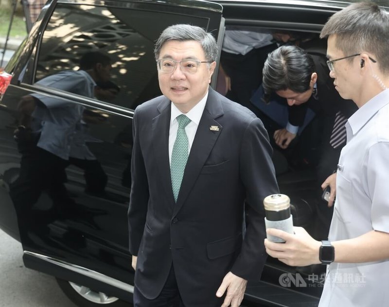 115年度中央政府總預算案尚未進入立法院審議階段，行政院長卓榮泰（左）10日在立法院受訪表示，希望今天能夠有好的發展，總預算案應該付委的時間早就過了，盼大家一起努力，讓後來的程序補上來，發揮更大效率。中央社記者張皓安攝　115年4月10日