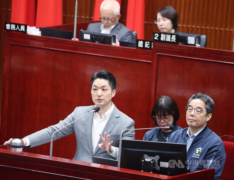 台北市政府擬採分批出售捷運聯開宅,被民團及綠白議員10日質疑市府是左手打右臉,台北市長蔣萬安(前左)與都發局長簡瑟芳(前右2)、捷運局長鄭德發(前右)下午同台備詢,回應相關議題。中央社記者郭日曉攝 115年4月10日