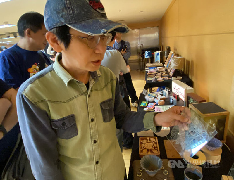 新北市教育局10日舉行創客(Maker)教育成果記者會,鶯歌工商廣告設計科專任教師陳錦雄(前)說明,創客精神是引導學生發現問題,經討論解決問題,再變成素養的態度。中央社記者黃旭昇攝 115年4月10日