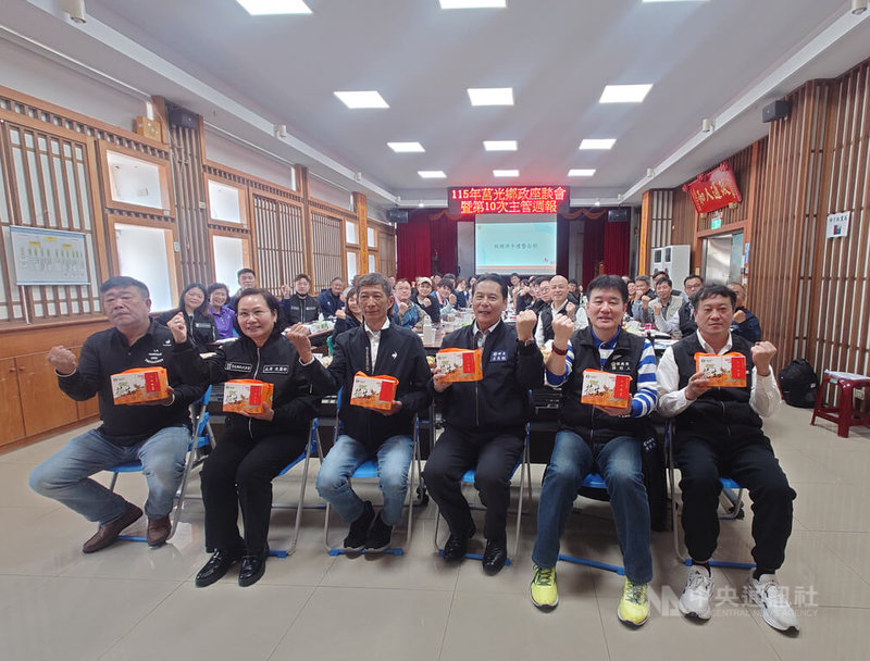 連江縣政府團隊10日前往莒光鄉舉辦鄉政座談暨擴大主管會報，由縣長王忠銘（前右3）率縣府各局室首長，與莒光鄉長陳樂禮（前左3）及民代、村長等共同討論鄉政。中央社記者潘欣彤攝　115年4月11日