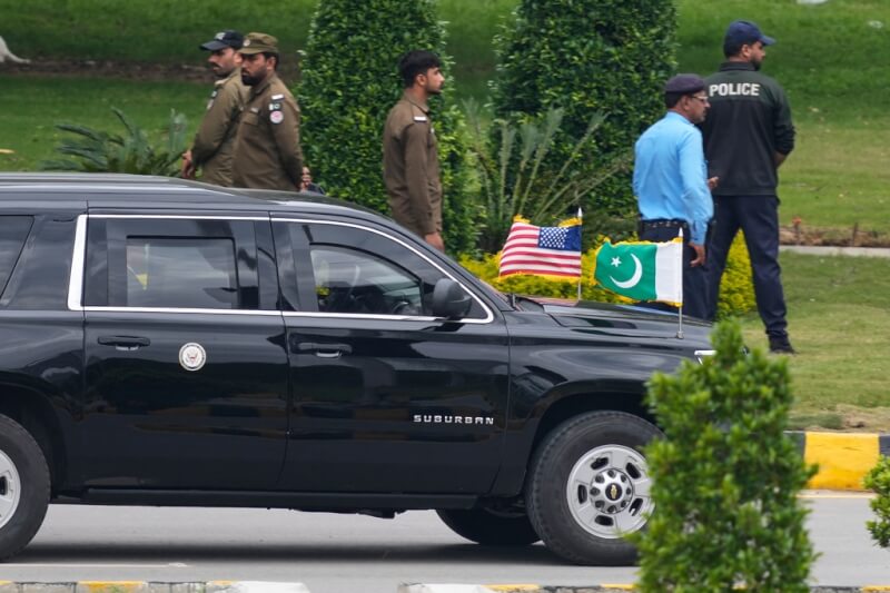 美國代表團車隊11日前往和平談判會談地點。(美聯社)