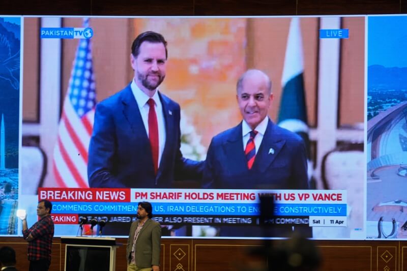 圖為11日巴基斯坦伊斯蘭馬巴德為美伊和談設立的媒體中心，直播美國副總統范斯（左）與巴基斯坦總理夏立夫（右）會談。（美聯社）