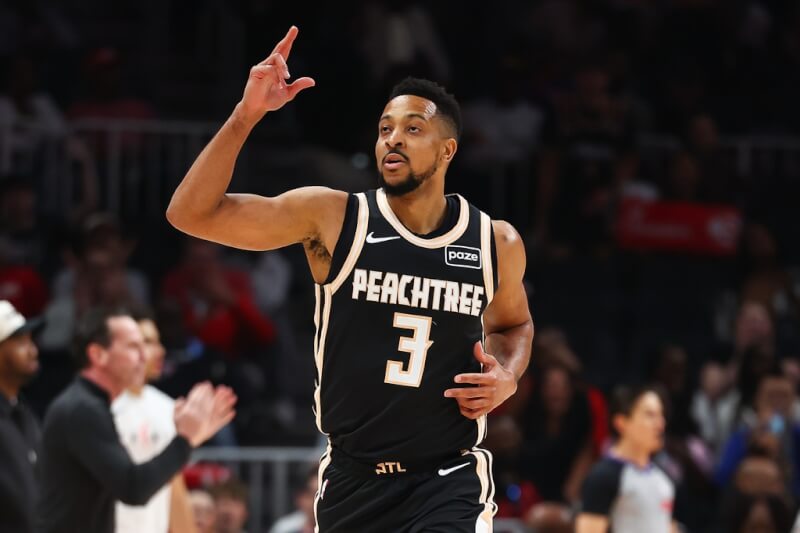 NBA亞特蘭大老鷹球星麥卡倫10日拿下全場最高29分，率領球隊擊敗克里夫蘭騎士，取得NBA季後賽席次。（美聯社）