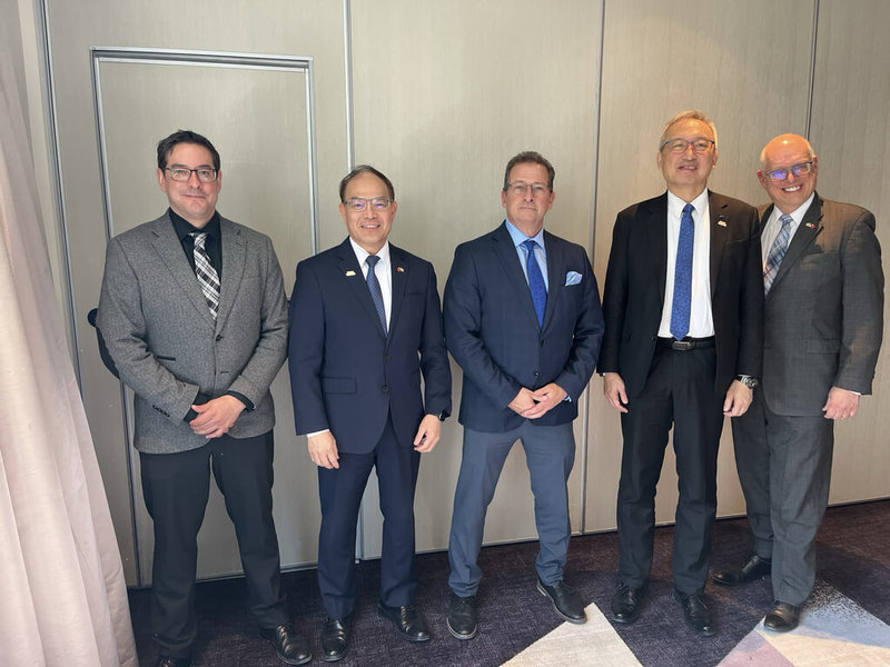 外交部政次吳志中（右2）和加拿大政黨魁人政團黨魁布朗謝（Yves-François Blanchet，中）以及多位參眾議員會面，探討台加合作各種可能性。（駐加拿大代表處提供）中央社記者程愛芬溫哥華傳真　115年4月11日