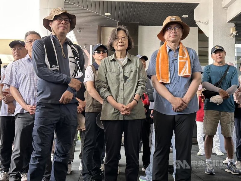 前總統蔡英文（前中）11日一早現身高雄，與高雄市長陳其邁（前左）、民進黨高雄市長參選人賴瑞隆（前右）一起到果嶺自然公園健走，行程前蔡英文先聆聽公園簡報。中央社記者林巧璉攝 115年4月11日