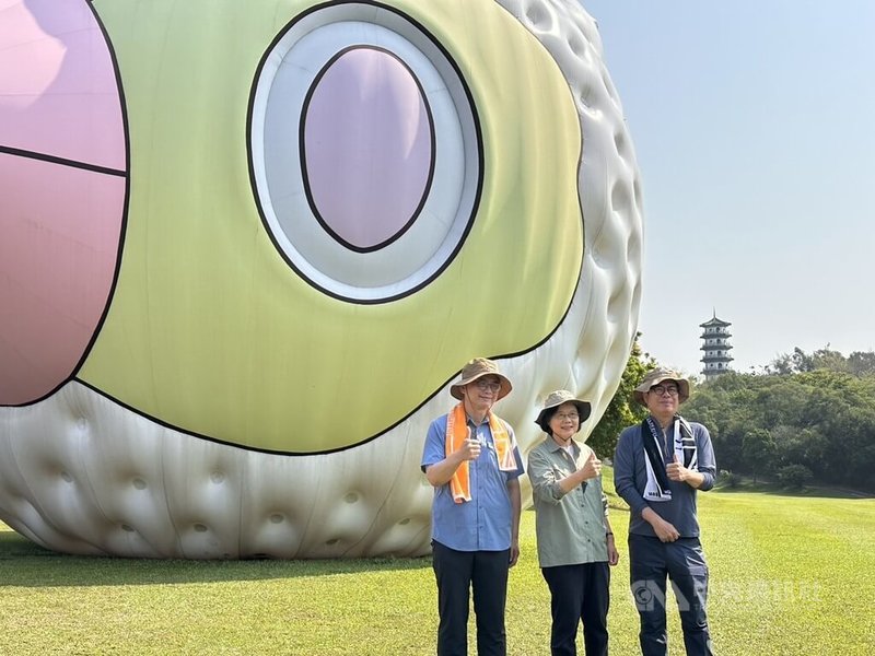 前總統蔡英文（中）11日一早現身高雄，與高雄市長陳其邁（右）、民進黨高雄市長參選人賴瑞隆（左）一起到果嶺自然公園健走，3人在大型裝置前合影。中央社記者林巧璉攝 115年4月11日