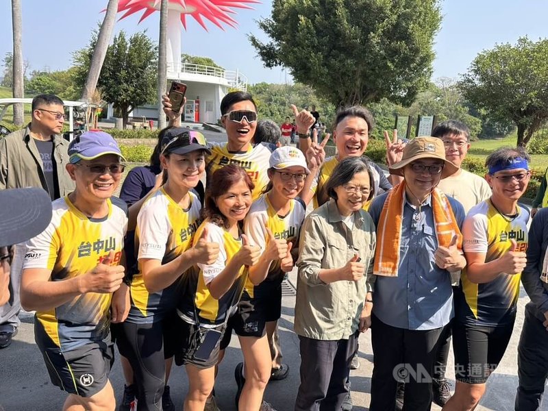 前總統蔡英文（前左5）11日一早現身高雄，到果嶺自然公園健走。沿途民眾看到蔡英文相當驚喜爭相合照。中央社記者林巧璉攝 115年4月11日