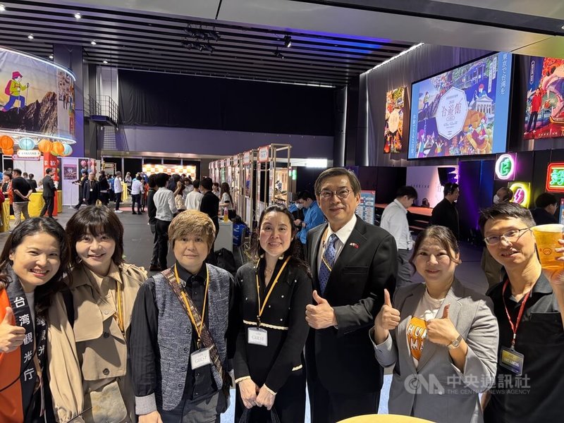 交通部觀光署11、12日於東京秋葉原舉辦「台遊館in東京」推廣活動，美食成另一推廣焦點，駐日副代表周學佑（右3）與台灣觀光協會東京事務所所長王紹旬（左1）到場為商家打氣。中央社記者戴雅真東京攝 115年4月11日