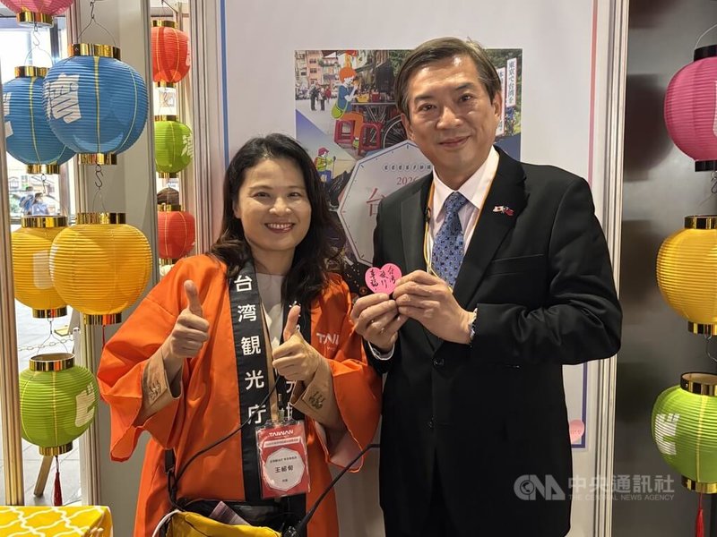 交通部觀光署11、12日於東京秋葉原舉辦「台遊館in東京」推廣活動，駐日副代表周學佑（右）現場寫下「台灣旅行，幸福！」的祈福文字，與台灣觀光協會東京事務所所長王紹旬合影。中央社記者戴雅真東京攝 115年4月11日