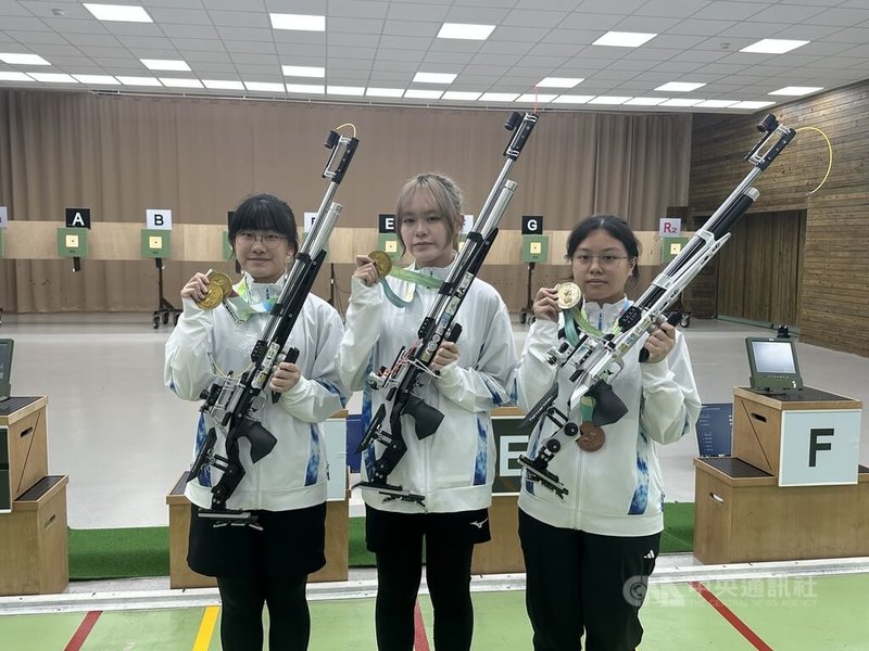 115全中運射擊賽事在公西靶場舉行，11日登場的女子10公尺空氣步槍女子團體賽，新北市光復高中靠著蔡婕穎（左）、林馨蕾（中）、陳靜（右）合力繳出1856.4分摘金。中央社記者黎建忠攝　115年4月11日