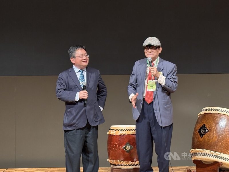 印太戰略智庫11日晚間於東京舉行「台日友好之夜」，並同步舉辦日語新媒體「台灣熱新聞」（Taiwan Hot News）日文實體報紙創刊紀念儀式。台灣有約150人組團參加，由前國防部長蔡明憲（右）擔任團長，左為「台灣熱新聞」發行人矢板明夫。中央社記者戴雅真東京攝 115年4月11日