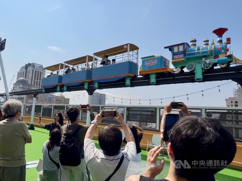 前總統蔡英文11日下午到高雄大立百貨空中樂園體驗空中小火車,搭乘時頻頻揮手與民眾互動,不少熱情民眾也高舉手機搶拍蔡英文搭乘小火車的身影。中央社記者張已亷攝 115年4月11日