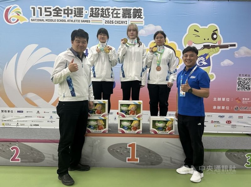 新北市光復高中女子射擊代表隊在校長吳宗珉（左）、教練陳弘振（右）帶領下，於115全中運拿下女子10公尺空氣步槍個人、團體雙金。中央社記者黎建忠攝　115年4月11日