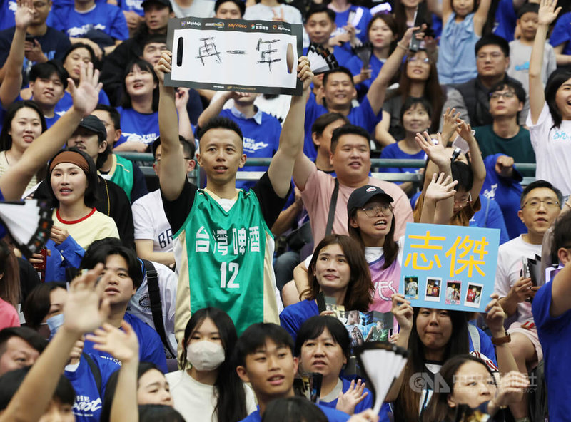 林志傑引退賽首戰湧入大量球迷，有不少粉絲現場高舉看板為林志傑加油。中央社記者張新偉攝　115年4月11日
