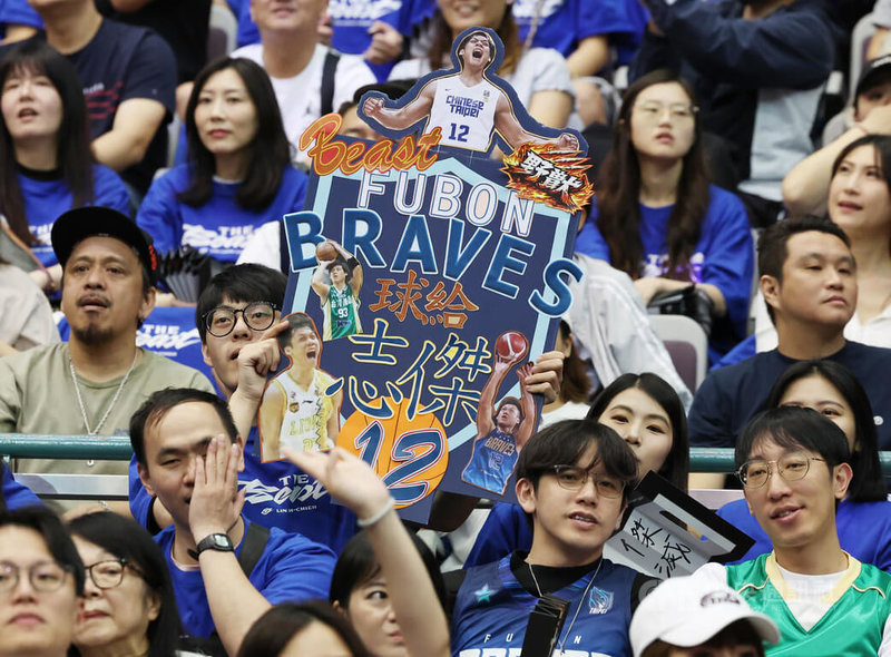 場邊球迷高舉看板為林志傑應援。中央社記者張新偉攝　115年4月11日