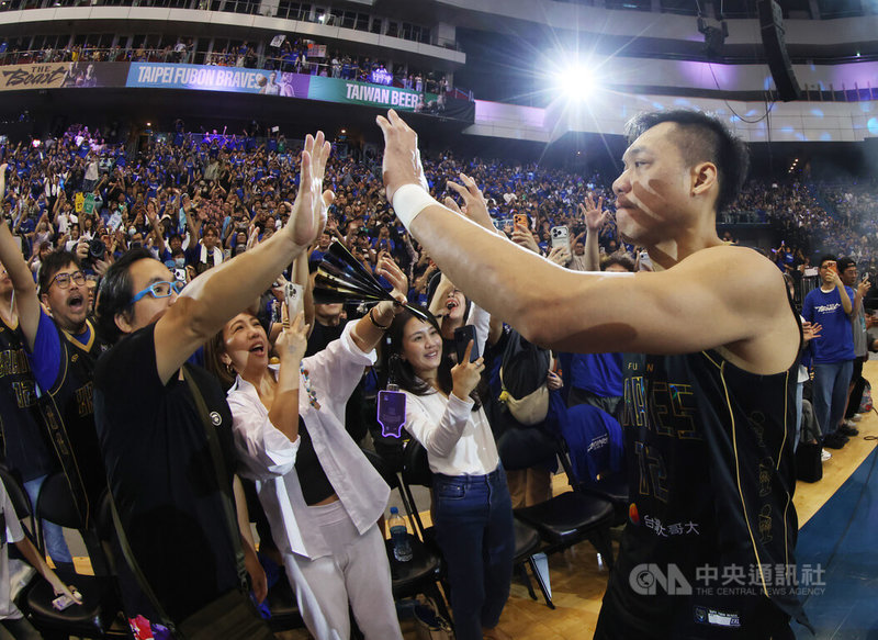 賽後林志傑（右）和場邊球迷擊掌致意。中央社記者張新偉攝 115年4月11日