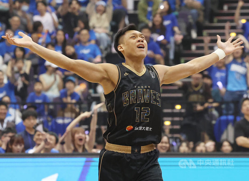 台灣職籃P.LEAGUE+ 台北富邦勇士球星「野獸」林志傑（圖）本季結束後將退役，11日在台北小巨蛋進行引退賽，上場逼近25分鐘，砍進21分。圖為林志傑三分球命中後在場上慶祝。中央社記者張新偉攝　115年4月11日