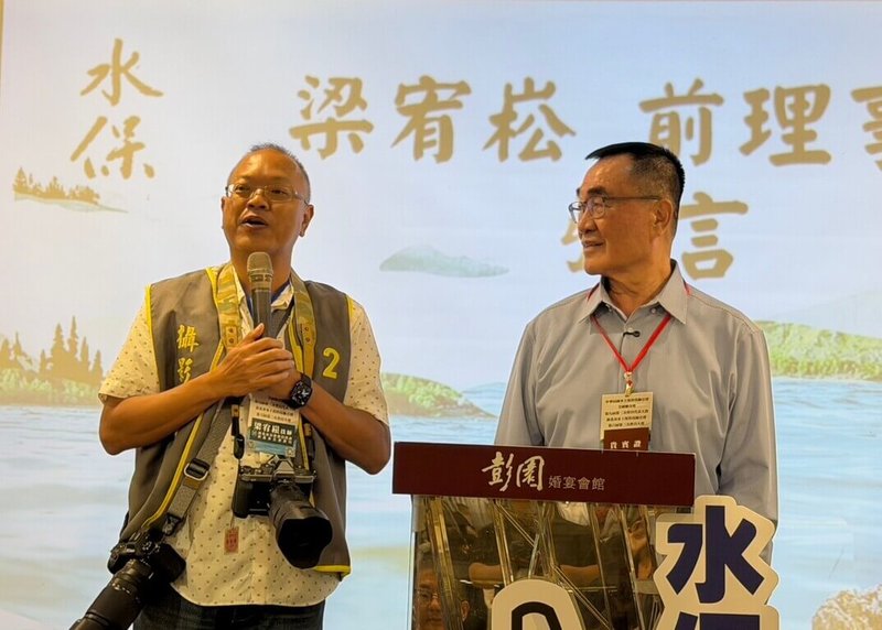 中華民國水土保持技師全國聯合會及新北市水土保持技師公會11日晚間聯合舉辦會員大會，國民黨新北市長參選人李四川（右）出席表示，水保技師提供專業防救災策略，是政府最重要的民間夥伴。（李四川辦公室提供）中央社記者黃旭昇傳真　115年4月11日