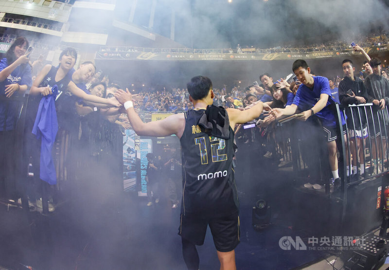 林志傑賽後退場時，伸出手和場邊球迷擊掌致意，感謝他們的熱情支持。中央社記者張新偉攝 115年4月11日