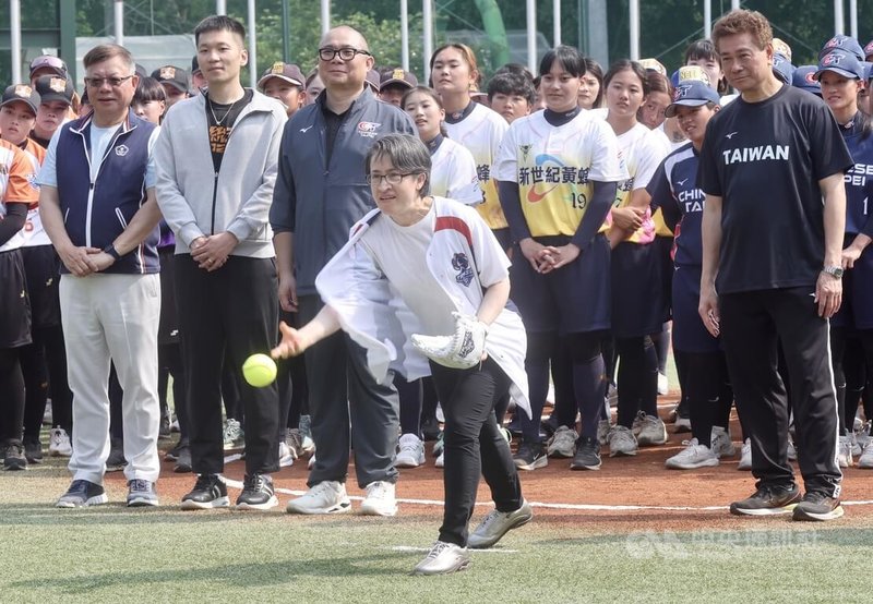 副總統蕭美琴（前）11日在台北出席2026企業女子壘球聯賽開幕戰，蕭美琴擔任開球嘉賓，為比賽開球。中央社記者張皓安攝 115年4月11日
