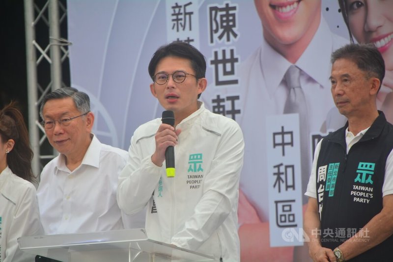 黃國昌(中)暢談政見願景。中央社記者黃旭昇攝 115年4月11日