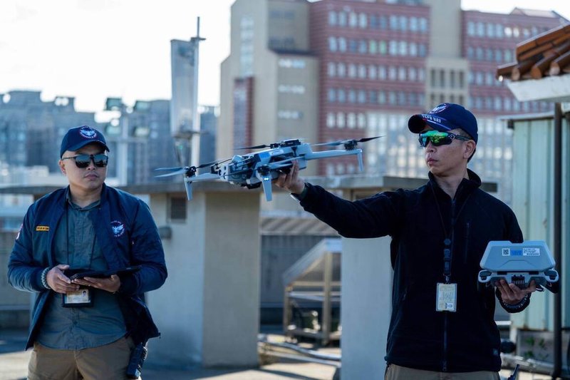 台中大甲媽祖遶境進香活動，台中市警察局利用「無人機」、「警用行動電腦M-Police」及「機動布署智慧影像示警系統」等科技設備，即時回傳影像至「E化雲端指揮所」，確保各項突發狀況能於第一時間獲得處置。（警方提供）中央社記者趙麗妍傳真 115年4月11日