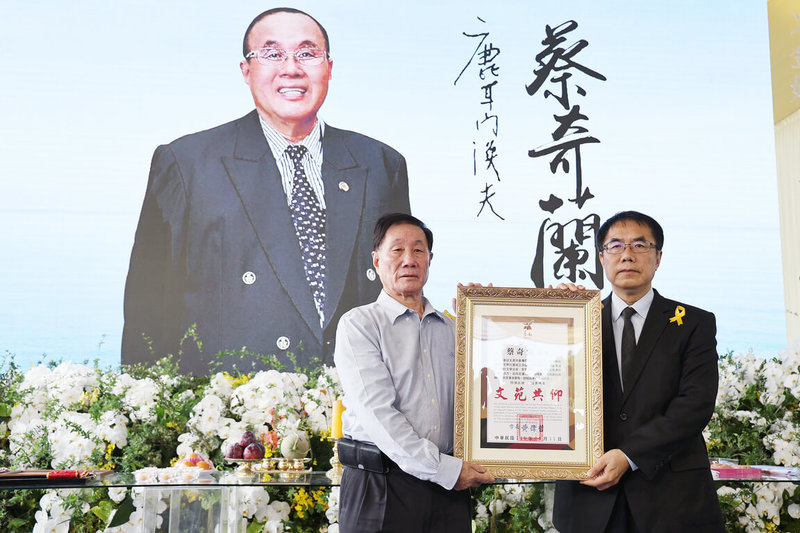 台語詩人蔡奇蘭（筆名：鹿耳門漁夫）4月1日去世，享壽83歲，台南市長黃偉哲（右）11日前往告別式會場頒發「卓越市民」。（台南市政府提供）中央社記者張榮祥台南傳真 115年4月11日