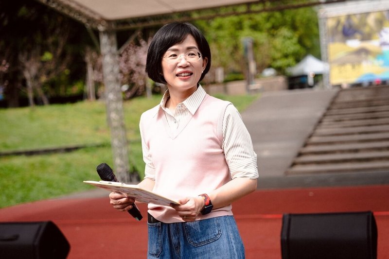 民進黨新北市長參選人蘇巧慧(圖)11日赴中和區四號公園參加2026淼渺書市集,以「水獺媽媽」身分現場說故事,倡議友善育兒與多元語言環境。(蘇巧慧辦公室提供)中央社記者黃旭昇傳真 115年4月11日