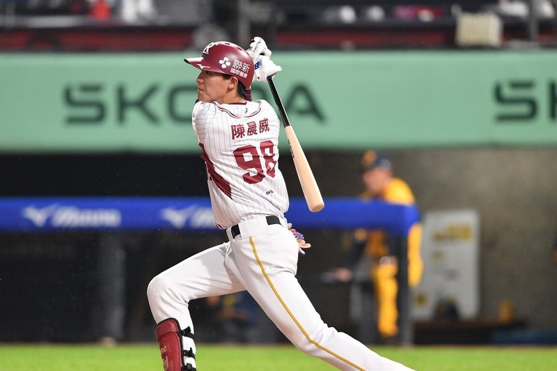 中華職棒樂天桃猿隊野手陳晨威（圖）11日在例行賽9局下半敲出再見安打，幫助球隊以2比1擊敗中信兄弟隊，笑收主場勝利。（樂天桃猿隊提供）中央社記者蘇志畬傳真　115年4月11日