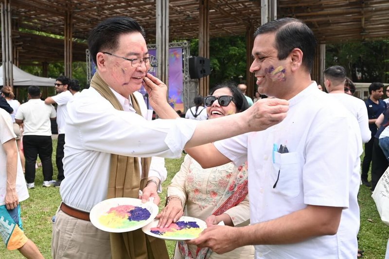 「2026 Holi 好麗節」11日在台北登場，印度台北協會會長德寧瀚（右）與國安會秘書長吳釗燮（左）塗抹彩色粉末。（印度台北協會提供）中央社記者吳書緯傳真　115年4月11日