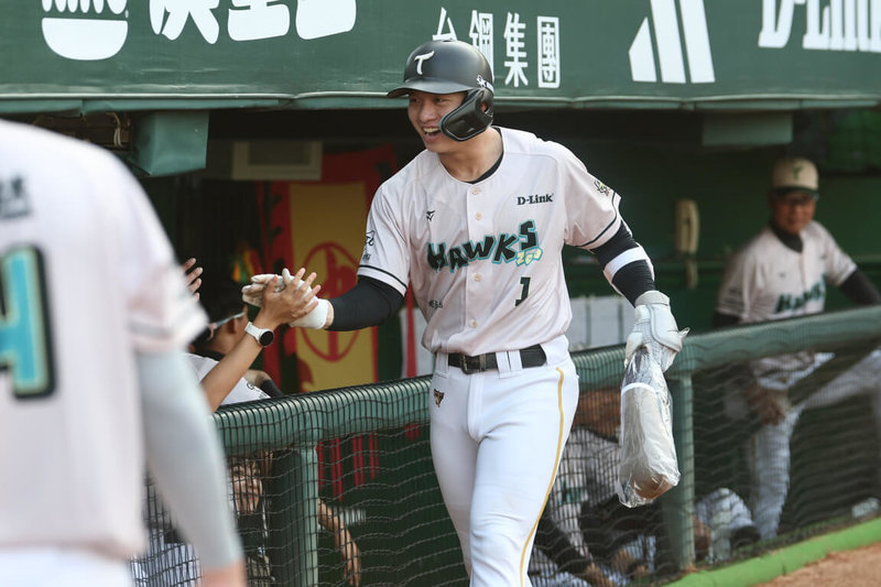中華職棒台鋼雄鷹隊野手曾子祐(中)11日在例行賽3局下半敲出本季首轟,終場雄鷹以12比0完封富邦悍將隊、拿下主場勝利。(台鋼雄鷹隊提供)中央社記者蘇志畬傳真 115年4月11日