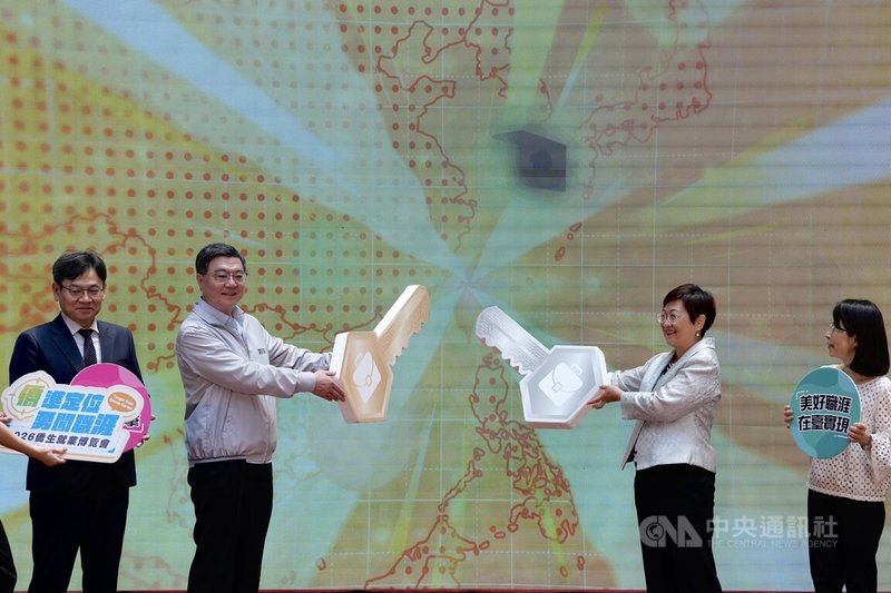 行政院長卓榮泰（左2）與僑委會委員長徐佳青（右2）、國發會主委葉俊顯（左）等人11日在台北車站大廳，出席「2026年僑生就業博覽會」啟動儀式。中央社記者徐肇昌攝 115年4月11日