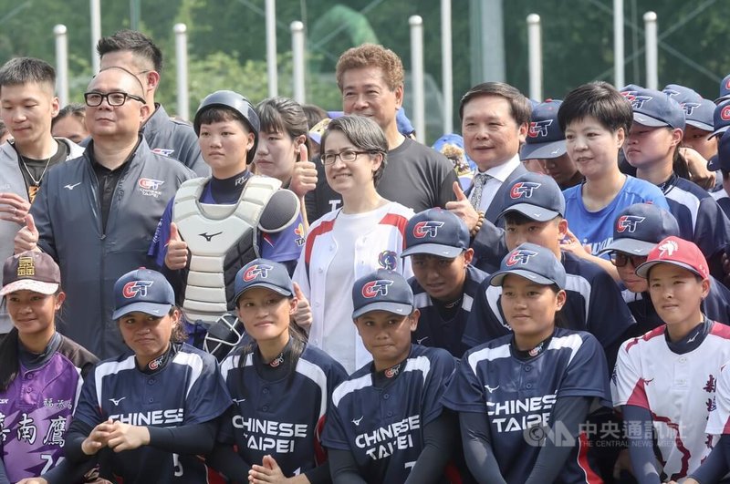 副總統蕭美琴（中白衣者）11日在台北出席2026企業女子壘球聯賽開幕戰，蕭美琴與比賽選手、與會來賓合影。中央社記者張皓安攝 115年4月11日