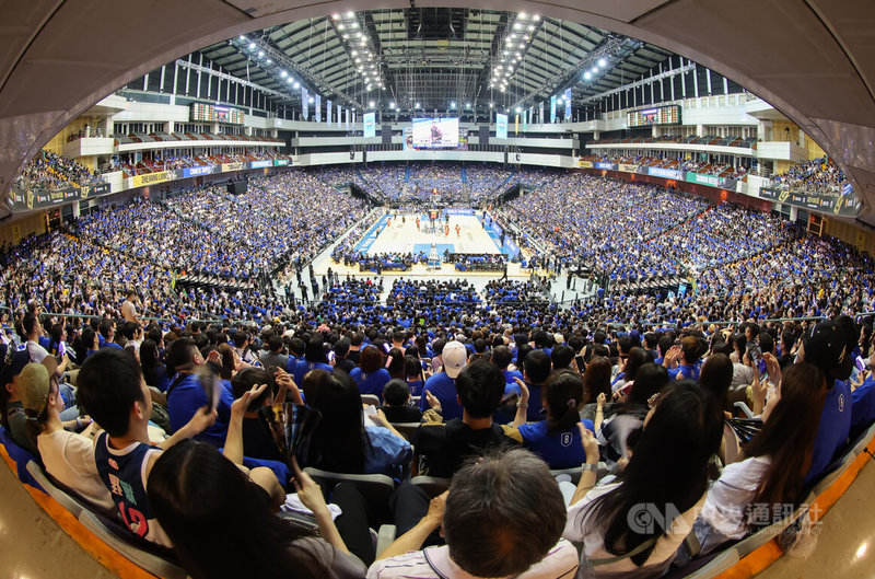 被譽為台灣籃壇史上最偉大球星的林志傑將在本季結束卸下球員身分，台灣職籃P.LEAGUE+ 台北富邦勇士球團特別斥資在台北小巨蛋替林志傑舉辦引退週活動，11日首場引退賽登場，吸引滿場1萬3500人進場關注。中央社記者張新偉攝　115年4月11日